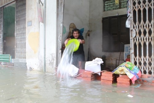 Nhà ngập sau bão, người dân Hà Nội be bờ, tát nước - ảnh 7