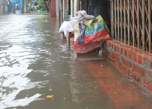 Nhà ngập sau bão, người dân Hà Nội be bờ, tát nước - ảnh 8