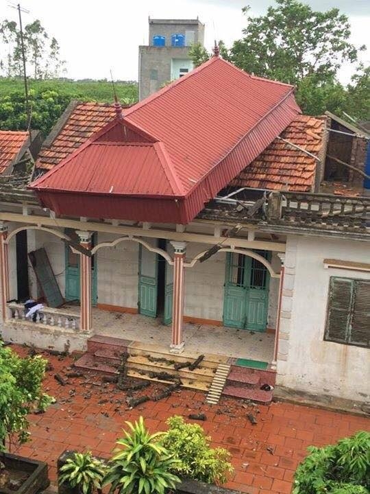 Chết đứng khi cả mái nhà từ trên trời rơi xuống... nóc - Ảnh 1.