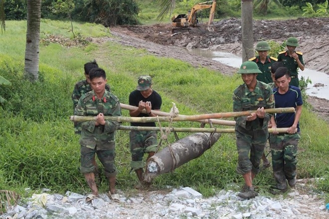 Dao ao trung qua bom 250 kg hinh anh 1