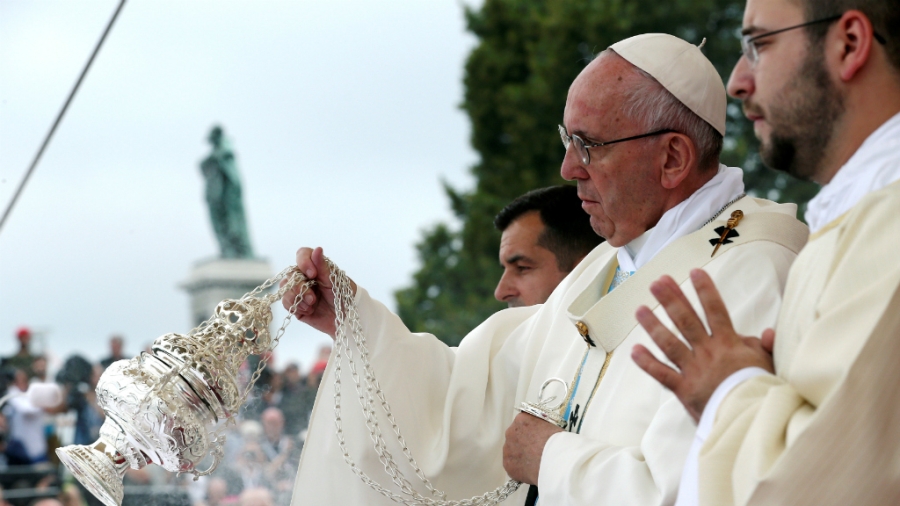 Giáo hoàng Francis té ngã tại buổi lễ ở Ba Lan - ảnh 1