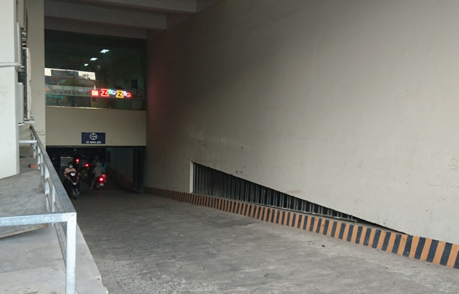 Khu vực tầng hầm gửi xe của tòa nhà HH4B cũng xuất hiện mùi hôi khó chịu.