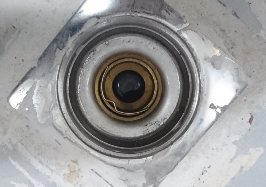 Một số hộ dân đã phải mua những chiếc phễu ngăn mùi để lắp vào vị trí ống thoát sàn nhà vệ sinh để ngăn mui hôi khó chịu xộc lên.
