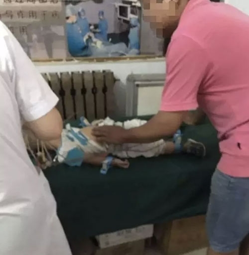 noi dau xe long cua ba me tu tay hai con vi tro choi tung hung - 2