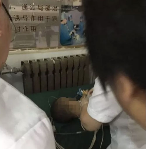 noi dau xe long cua ba me tu tay hai con vi tro choi tung hung - 3