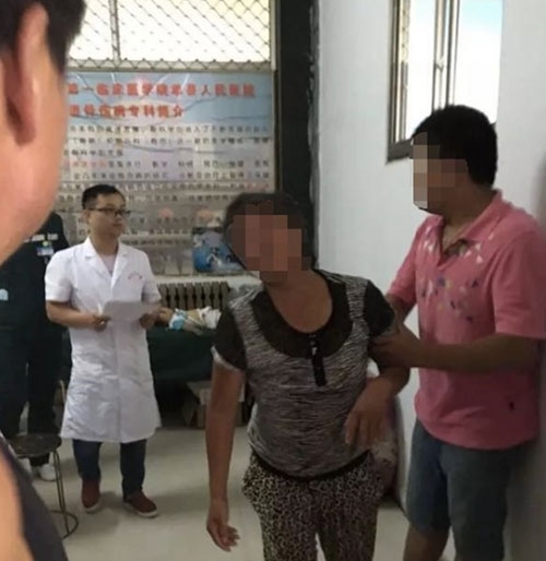 noi dau xe long cua ba me tu tay hai con vi tro choi tung hung - 4