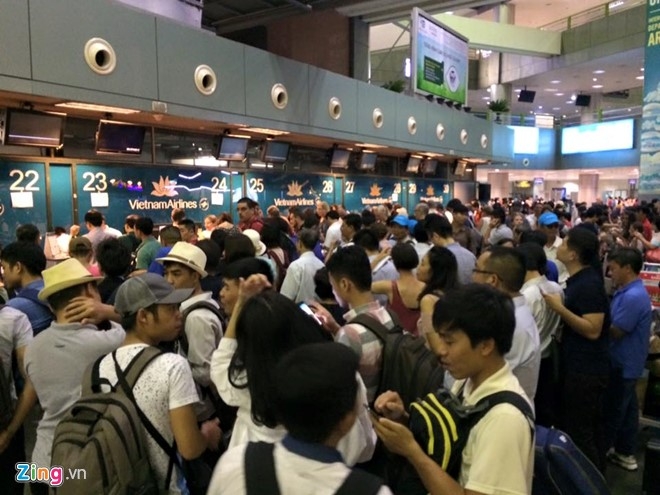 Hon 2.000 khach cham chuyen do tin tac tan cong san bay hinh anh 1