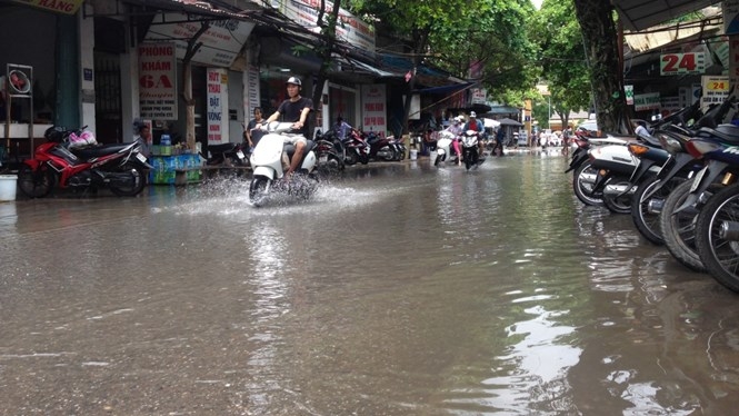 Nước thải sinh hoạt ngập đường vào Bệnh viện Phụ sản Hà Nội /// Ảnh Minh Chiến