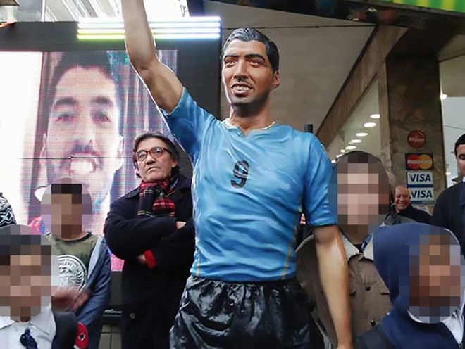 Tham hoa dieu khac mang ten Luis Suarez tai que nha hinh anh 1