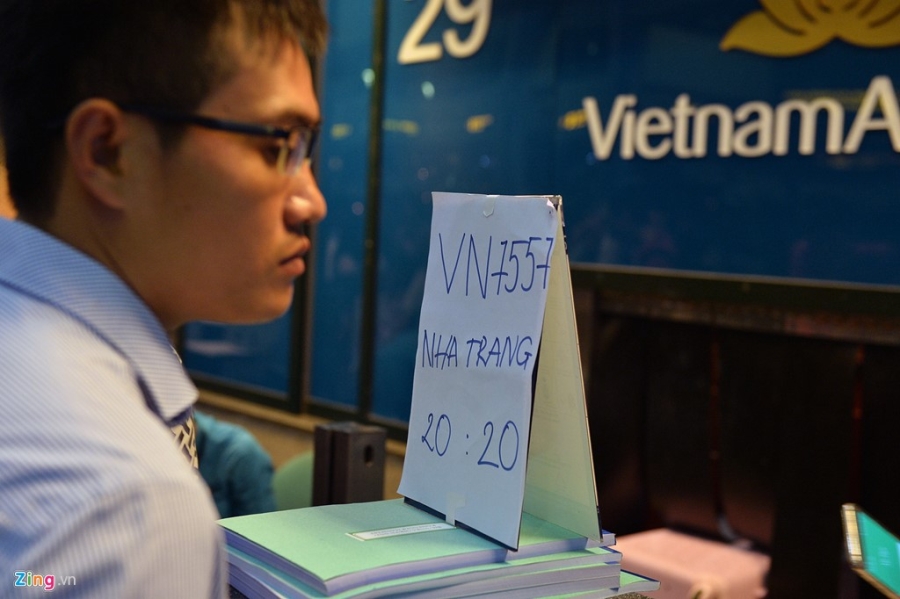 Vu tin tac tan cong san bay: Khach xep hang cho dong nghet hinh anh 4
