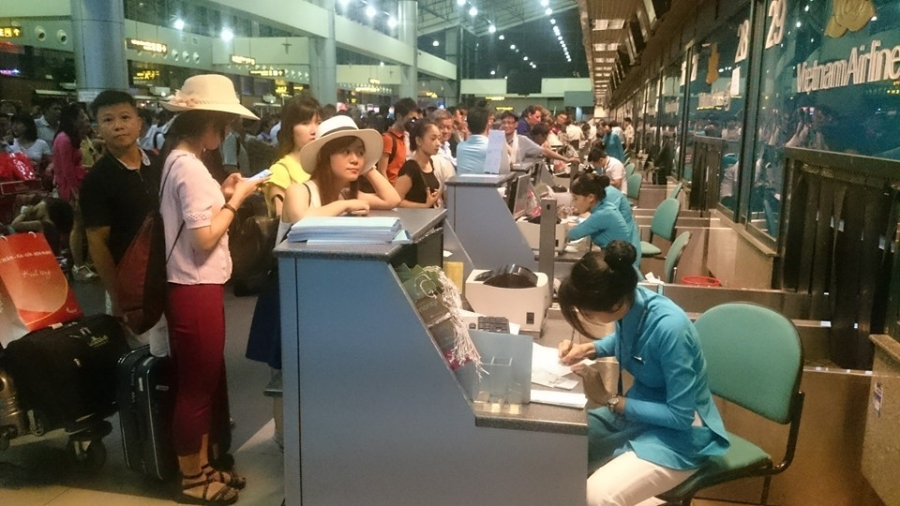 Vu tin tac tan cong san bay: Khach xep hang cho dong nghet hinh anh 5