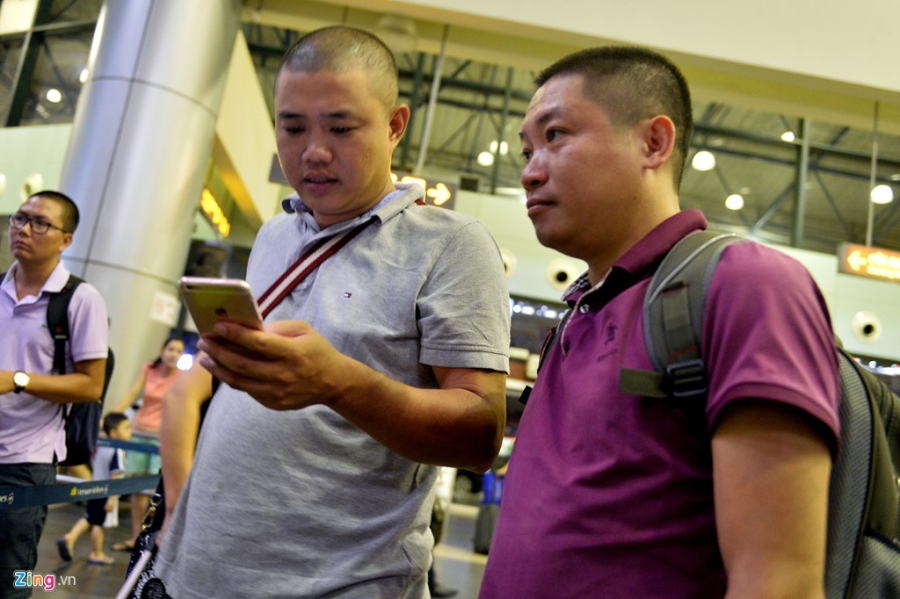 Vu tin tac tan cong san bay: Khach xep hang cho dong nghet hinh anh 7