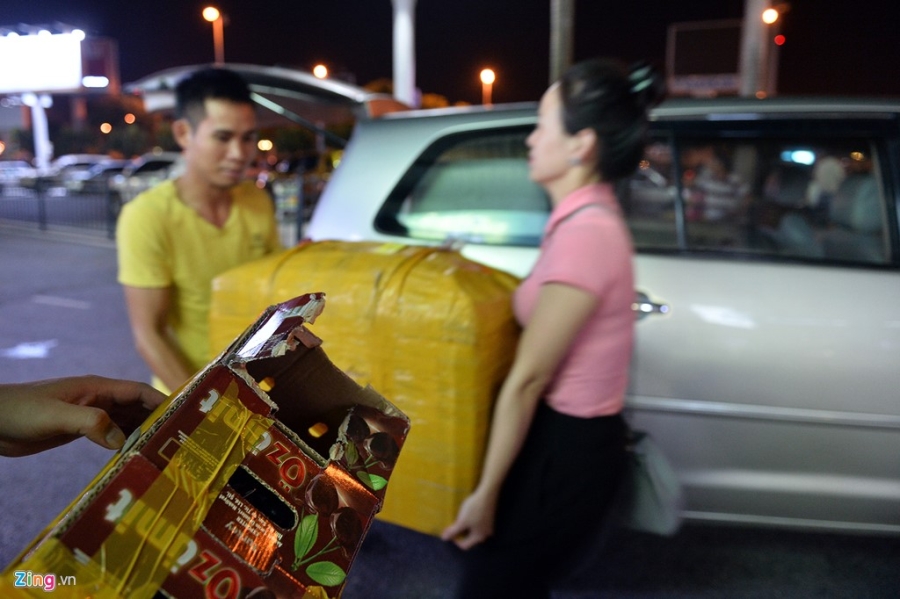 Vu tin tac tan cong san bay: Khach xep hang cho dong nghet hinh anh 9