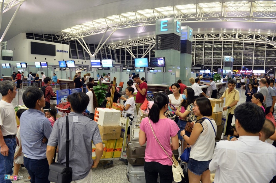Vu tin tac tan cong san bay: Khach xep hang cho dong nghet hinh anh 10