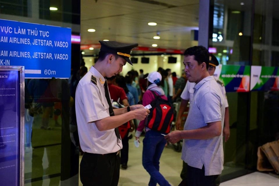 Vu tin tac tan cong san bay: Khach xep hang cho dong nghet hinh anh 16