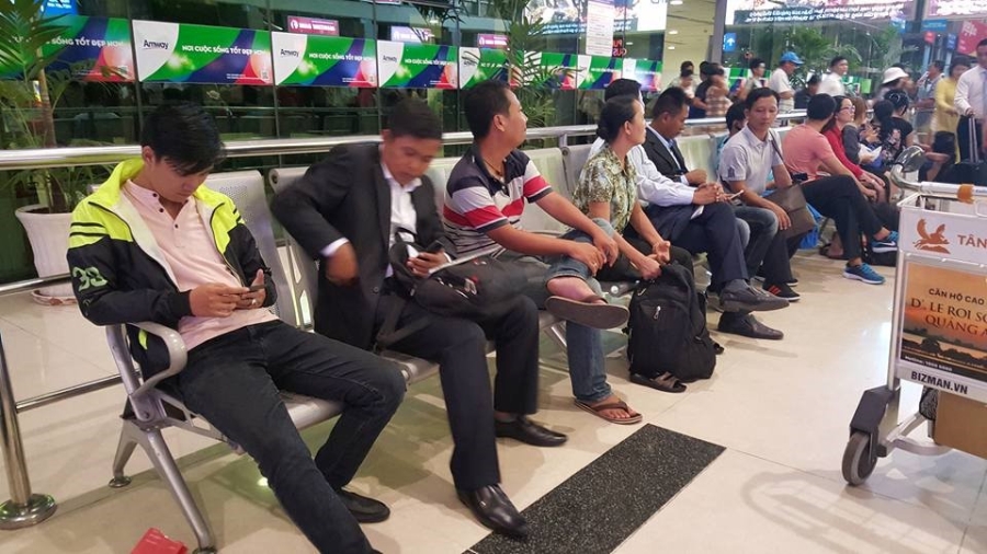 Vu tin tac tan cong san bay: Khach xep hang cho dong nghet hinh anh 17