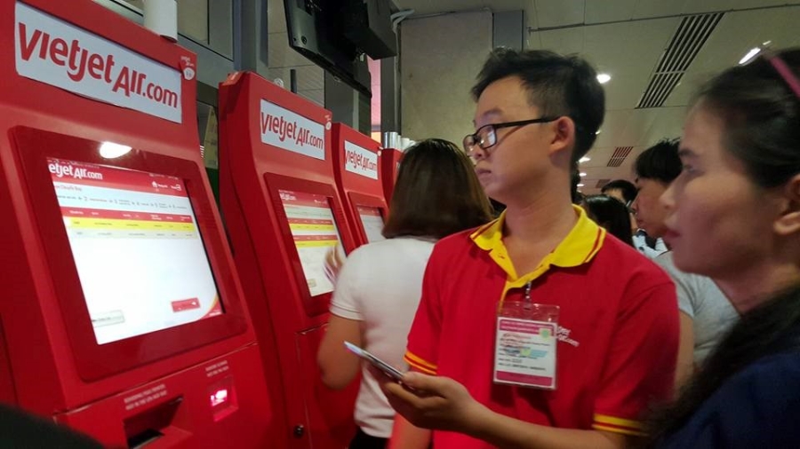 Vu tin tac tan cong san bay: Khach xep hang cho dong nghet hinh anh 19