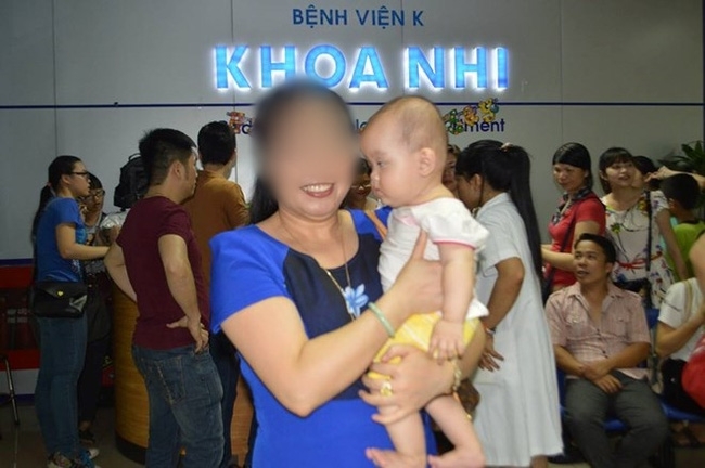 Xôn xao bức ảnh người phụ nữ tươi cười bên cạnh thiếu úy Huyền Trâm đang hôn mê - Ảnh 2.