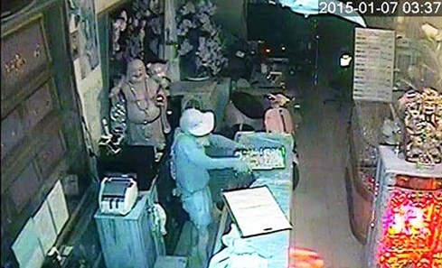 Băng trộm tiệm vàng 'đại náo' miền Tây: 'Hạ gục' camera an ninh bằng bịch ni lông - ảnh 3