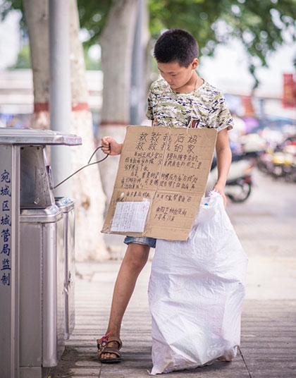 cau-be-nhat-rac-kiem-tien-giup-me-ke-chua-benh-ung-thu-1