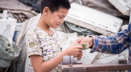 cau-be-nhat-rac-kiem-tien-giup-me-ke-chua-benh-ung-thu-9