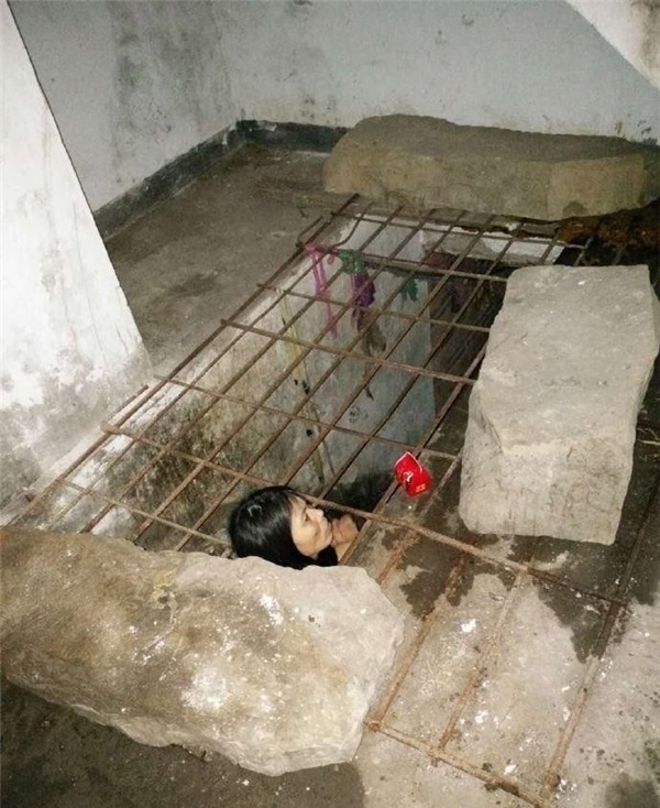 Cô Bành đã mắc bệnh tâm thần nặng và có hành vi phá rối hàng xóm.