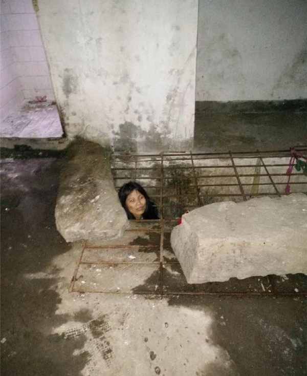 Cô đã được đưa đến bệnh viện để kiểm tra sức khỏe, tình trạng không đáng ngại.