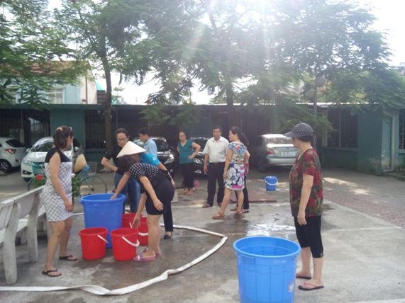 hn: dan mat nuoc 3 thang rong, don vi cap nuoc noi gi? hinh anh 1