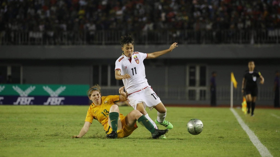 Myanmar (áo trắng) hoà U20 Australia 1-1, đứng nhì bảng B, sẽ gặp Việt Nam tại bán kết