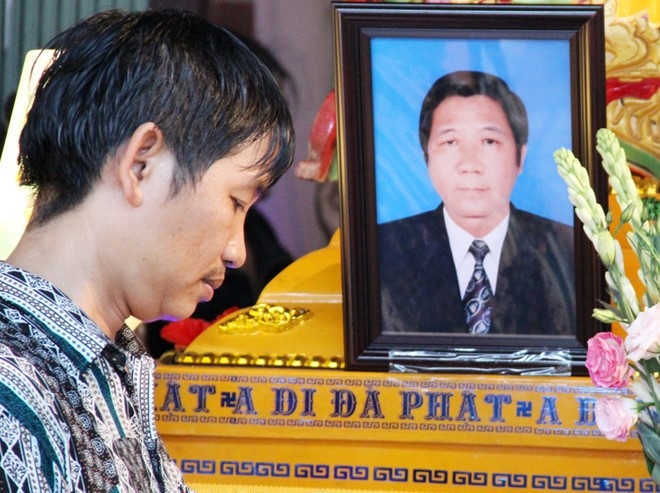 Ba om chat chau tren gac cua ngoi nha chay hinh anh 1