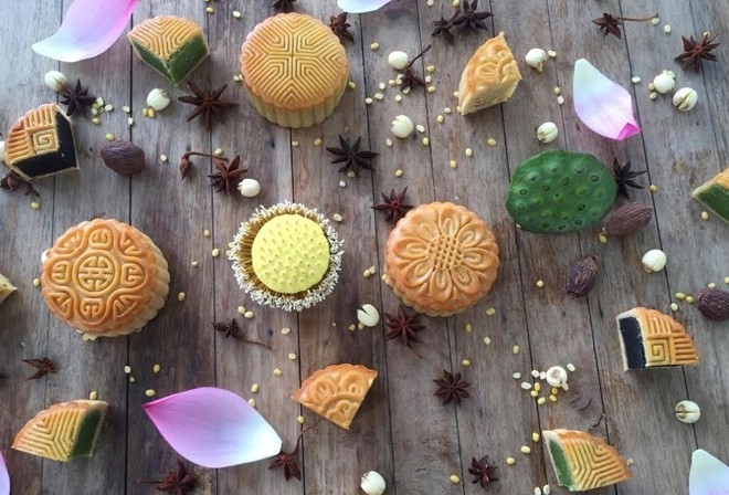 Banh trung thu tu lam dat khach nho ban som tai Ha Noi hinh anh 1