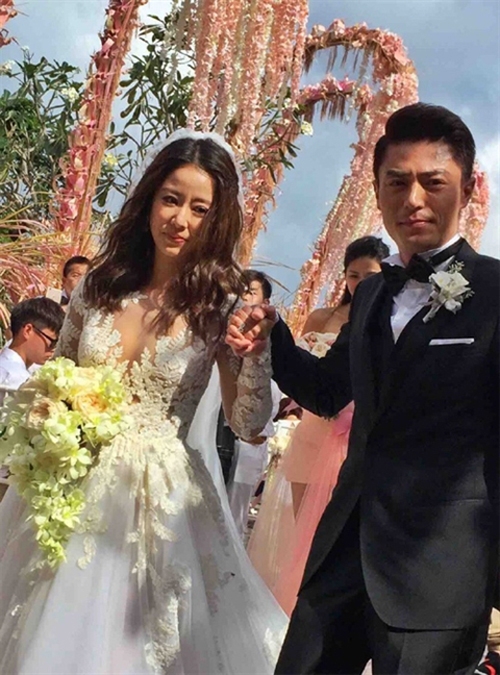 [Caption]Chiếc váy có chiều dài hơn 3,4m, được đắp ren tinh xảo tạo nên những khoảng hở mang đến vẻ quyến rũ mà vẫn kín đáo.