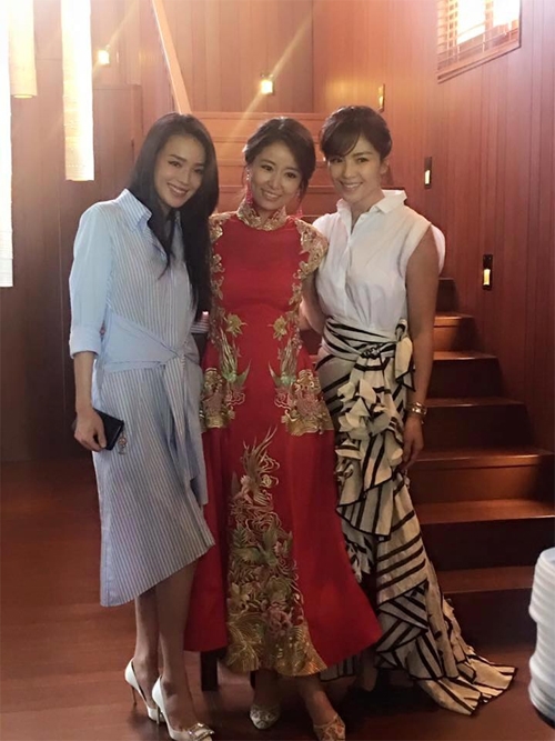 [Caption]Trước đó, sáng 31/7, Lâm Tâm Như diện trang phục truyền thống màu đỏ trong lễ đón dâu.