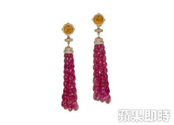 boc-gia-vay-cuoi-va-trang-suc-hang-hieu-cua-lam-tam-nhu-6