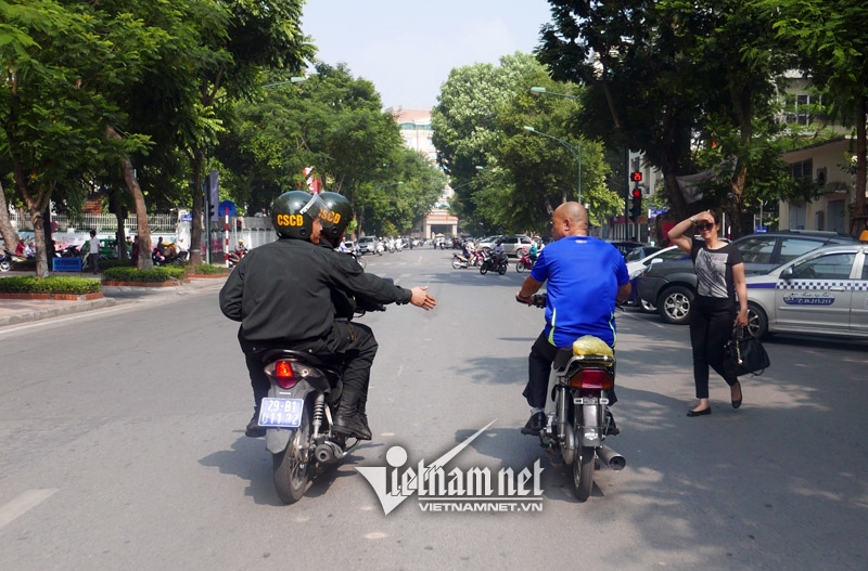 cảnh sát cơ động, CSCĐ ra quân, CSCĐ xử lý không mũ bảo hiểm