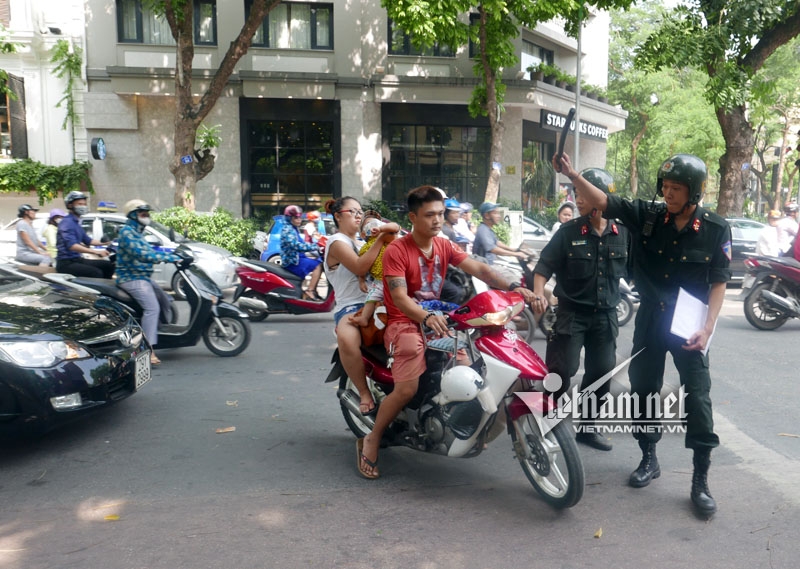 cảnh sát cơ động, CSCĐ ra quân, CSCĐ xử lý không mũ bảo hiểm