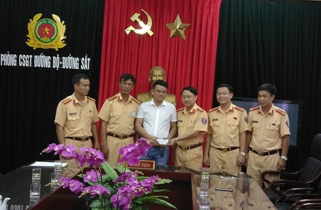 CSGT trao tra 21 trieu dong cho bac si danh roi tien hinh anh 1