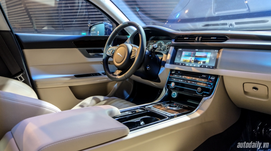 Jaguar XF (10).jpg