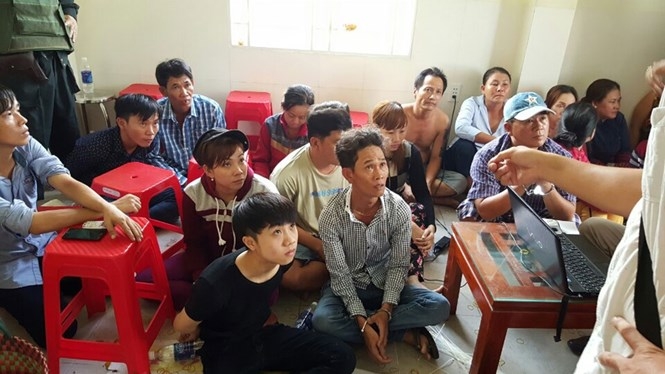 Con bạc bị bắt tại sòng bạc của Bảy “nheo” /// Ảnh: Thanh Tuyền
