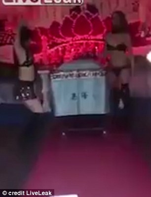 Trung Quốc: Thuê vũ công múa hở hang trong... đám tang