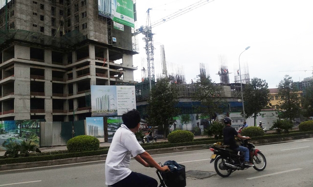Người thu nhập thấp vẫn khó sở hữu nhà vì khó tiếp cận nguồn vốn vay ưu đãi. Ảnh: Hà Phương