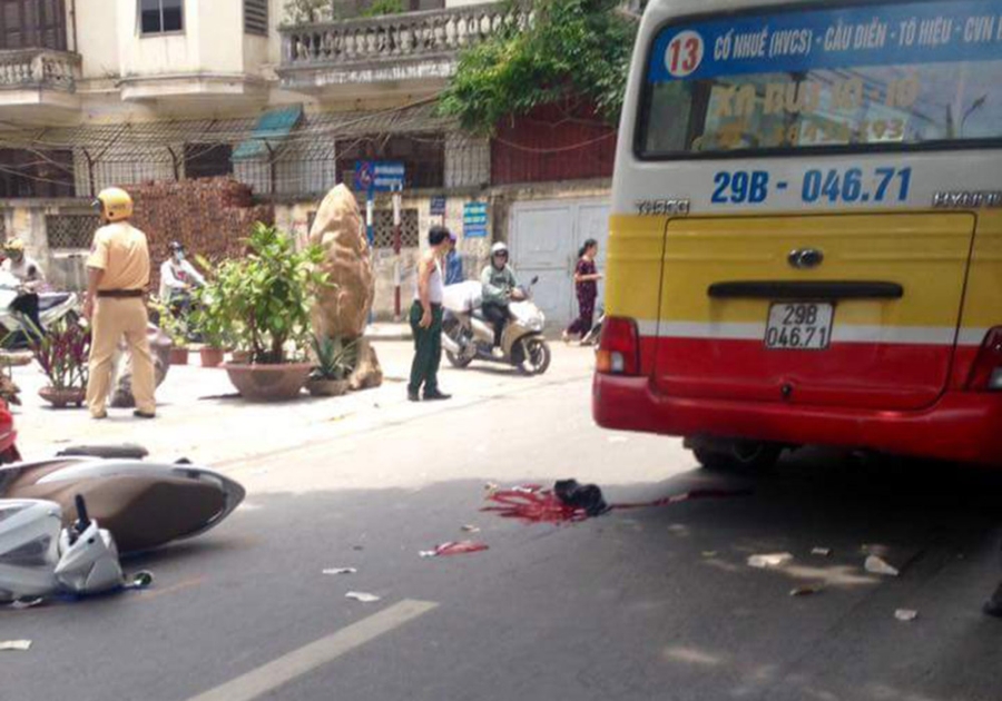 cô gái bị xe buýt đâm, tai nạn giao thông, cô gái bị xe buýt đâm tử vong, đường Hà Nội