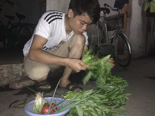  Đa số công nhân lao động phải rất tằn tiện, sống kham khổ mới có dư chút tiền để gửi về quê phụ giúp gia đình. Trong ảnh: một công nhân ở KCN Bắc Thăng Long (Hà Nội) chỉ có mua mớ rau muống và chút đậu sốt cà chua cho bữa tối, sau một ngày lao động vất vả - ảnh: Văn Duẩn 
