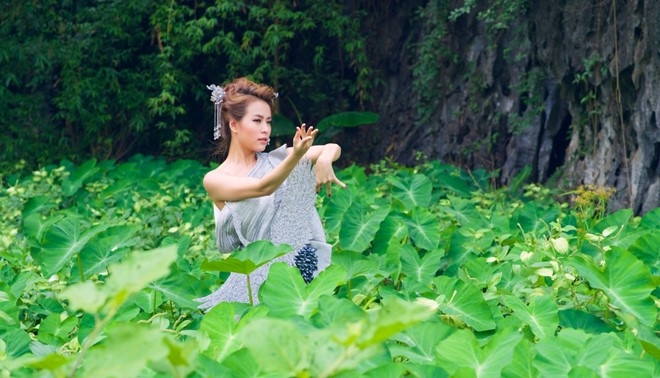 Hoang Thuy Linh bien hoa trong 'Banh troi nuoc' hinh anh 7