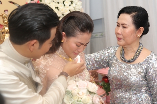 Thanh Bình giúp Ngọc Lan lau nước mắt khi từ giã mẹ lên xe hoa về nhà chồng.