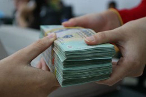  Báo cáo tài chính 6 tháng đầu năm của 9 ngân hàng vừa công bố cho thấy, trừ Eximbank, hầu hết các ngân hàng đều tăng chi phí trích lương và phụ cấp cho nhân viên. 