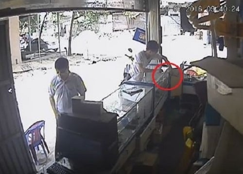 Video: Trộm ung dung đút túi 2 điện thoại sau 5 lần ra tay trộm đồ - Ảnh 1