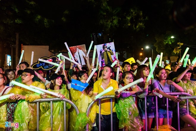 Fan doi mua den xem dem nhac cua Son Tung M-TP hinh anh 8