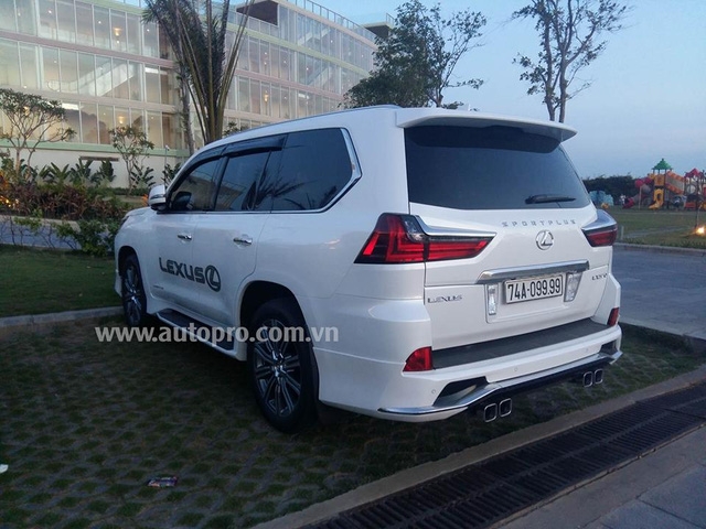  Trong đó, nổi bật có chiếc Lexus LX570 2016 của một người chơi xe Quảng Trị với biển tứ quý 9. 