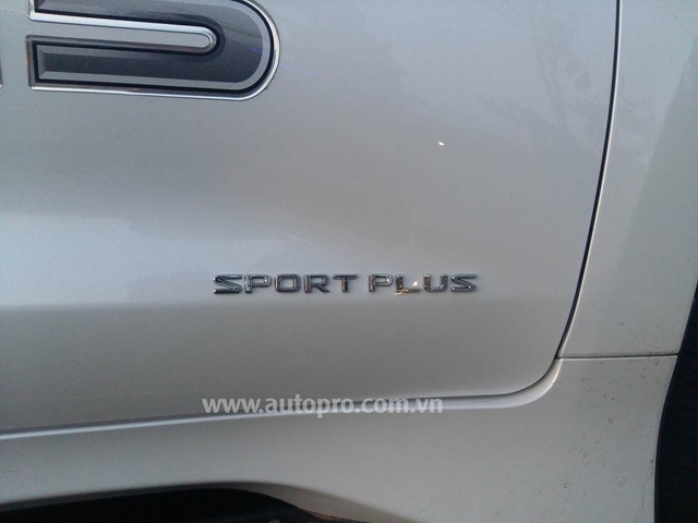  Ngoài biển số tứ quý 9, chiếc Lexus LX570 2016 của đại gia Quảng Trị còn thuộc bản Sport Plus với ngoại thất có sự khác biệt ở cặp ống xả thể thao cùng các chi tiết mạ crôm nổi bật. 
